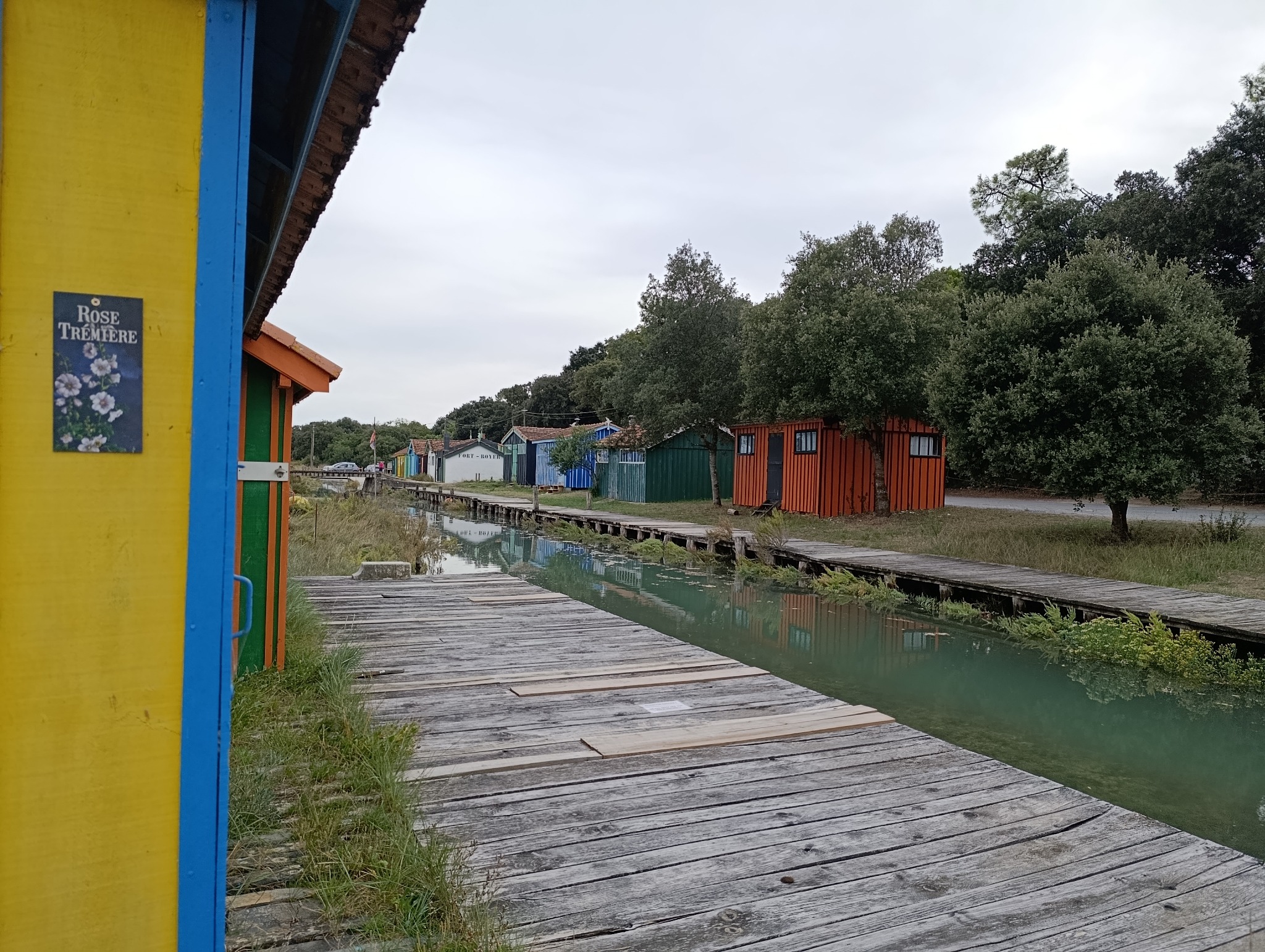 Cabanes et passerelles en bois au bord du chenal de Fort-Royer
