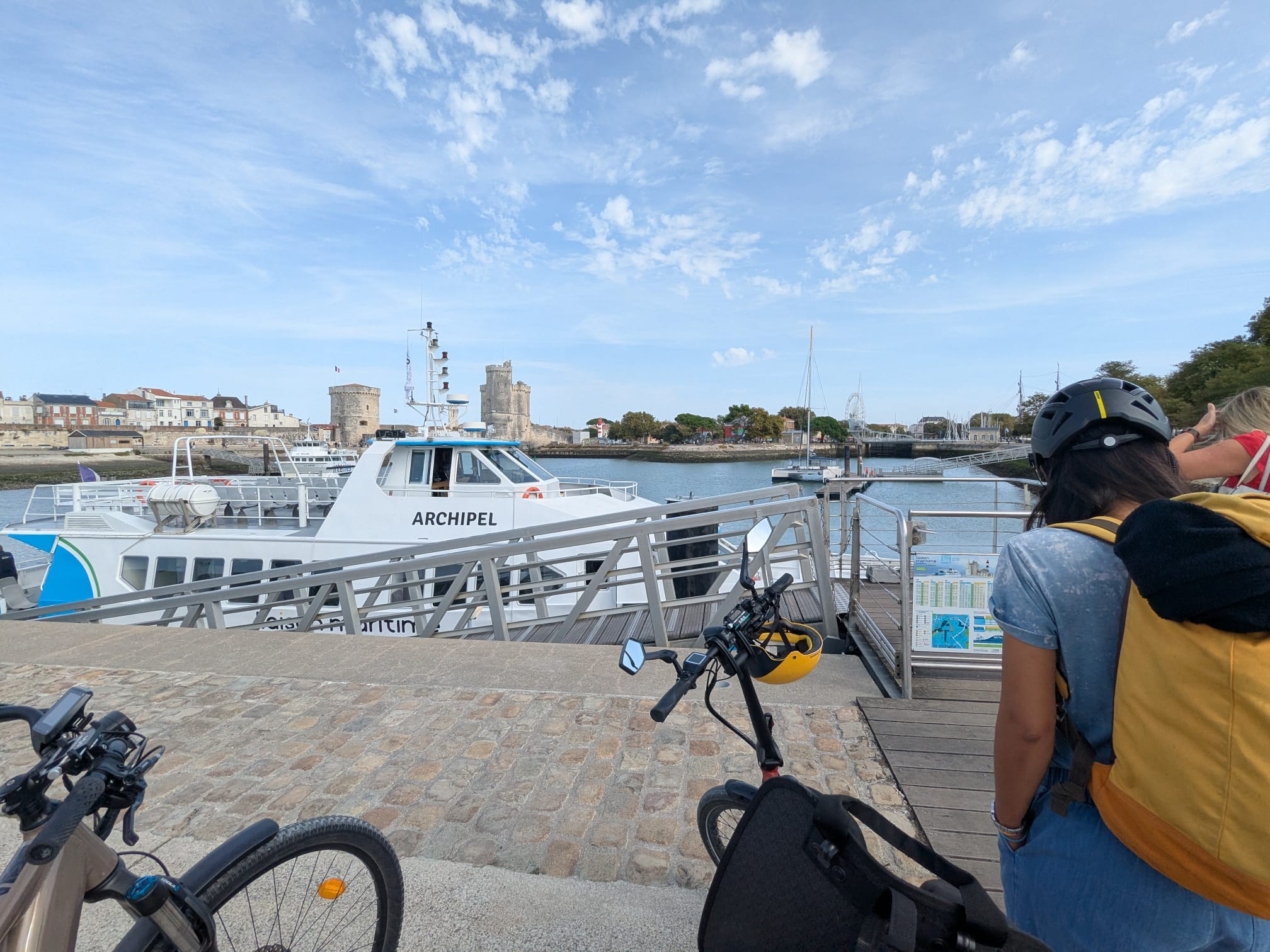 Vélos près du bateau Archipel à l’embarcadère de La Rochelle