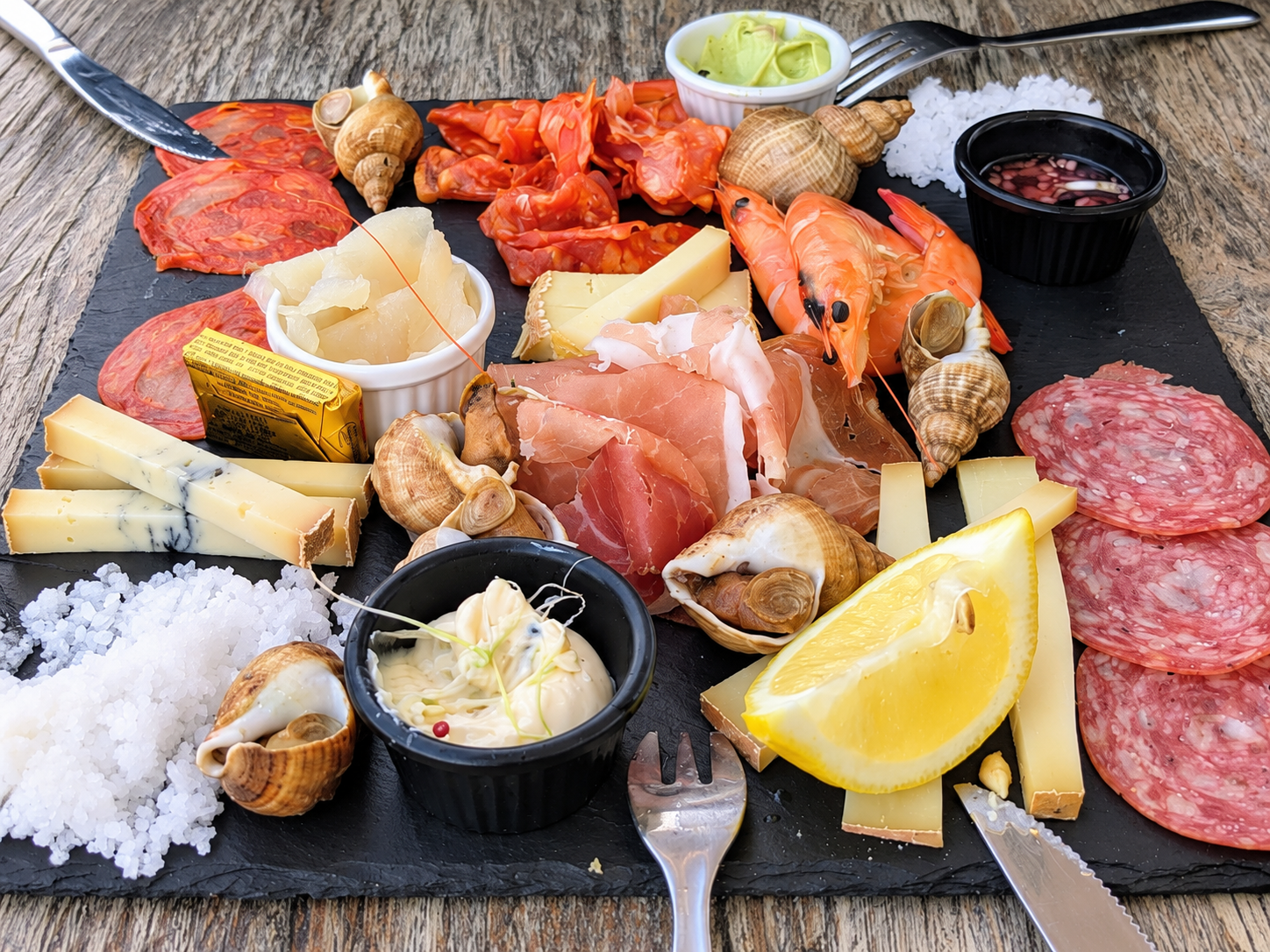 Plateau terre et mer à partager chez L’Ostra : fruits de mer, charcuterie et fromages