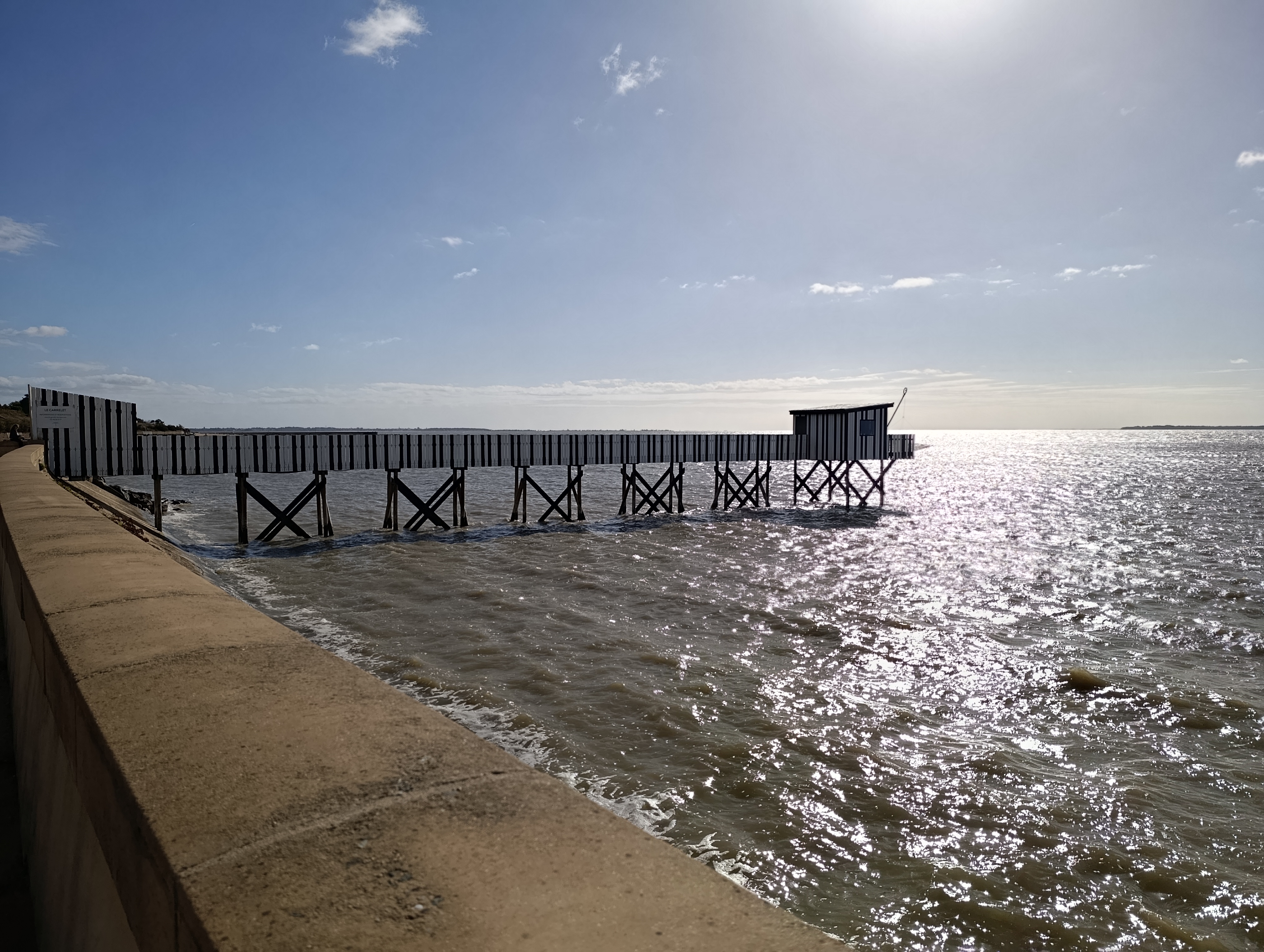 Carrelet rayé sur pilotis au-dessus de la mer ensoleillée